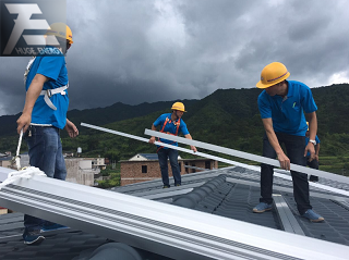 hệ thống lắp đặt năng lượng mặt trời trên mái ngói